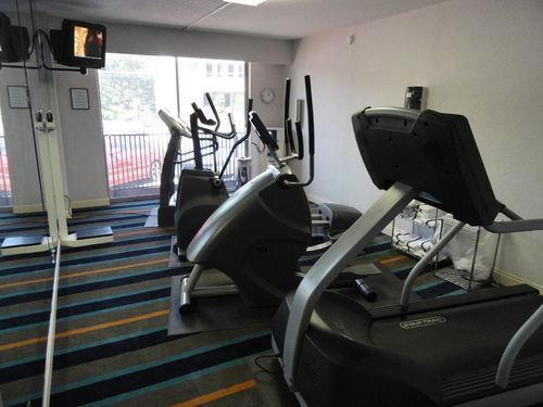 Doubletree By Hilton Hotel Raleigh - Brownstone - University Ανέσεις φωτογραφία